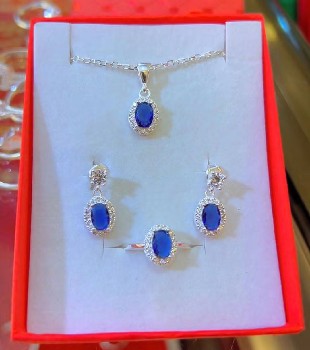 Parure à pierres bleues dans son écrin